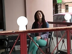 Juliya répond à un inconnu, et l'invite à lui pour une baise hard Juliya répond à un inconnu, et l'invite à lui pour une baise hard