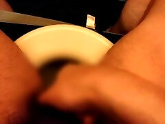 ラクビ―部のデカチン男が限界まで溜めたおしっこを激放尿して喘ぎ声をあげるラクビ―部のデカチン男が限界まで溜めたおしっこを激放尿して喘ぎ声をあげる