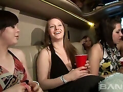 avec une caméra en face, ils sont prêts à faire la fête dans la limousine avec une caméra en face, ils sont prêts à faire la fête dans la limousine