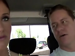 une femme nerveuse se réchauffe à l'échange une femme nerveuse se réchauffe à l'échange