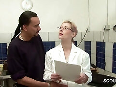 Chef fickt Azubi Adolescent wegen Gehalts auf durch Arbeit Chef fickt Azubi Adolescent wegen Gehalts auf durch Arbeit