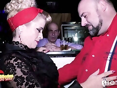 la blonde carla se déchaîne dans la salle du glory hole avec deux mecs la blonde carla se déchaîne dans la salle du glory hole avec deux mecs