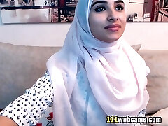 Amateur beautiful big backside arab teenager camgirl posing in front of the webcam