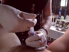 Fisting, de la mesure, de l'énorme gode, deux maîtresses Fisting, de la mesure, de l'énorme gode, deux maîtresses