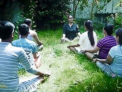انجمن هندی پستان گنده یوگا معلم ارائه می دهد یکی از دانش آموز خود را به فاک فیلم کامل او