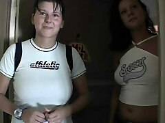 Maedels treiben es auf dem Dachboden