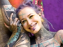 Tatted chicks Anuskatzz and Ceci Milkymouzz have anal sex with toys