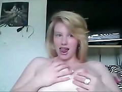 webcam-solo mit einer versauten blonden teenagerin, die ihre titten freilegt und knetet