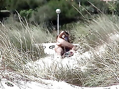 cazador pervertido en la playa