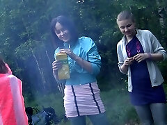 俄罗斯的学生上演了一fuckfest在树林里