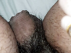 stiefmutter schlüpft mit der hand auf das bein des stiefsohns in der nähe seines schwanzes im bett