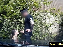 spex británico puta pussyfucks cop en su coche 