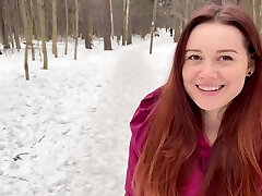 une superbe ado rousse souffle un étranger dans les bois et avale son sperme