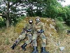 dos soldados en alemán flecktarn se masturba en el bosque