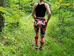 公共手淫一个穿紧身裤的女孩走在大自然