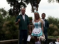 une fille excitée aux gros seins se fait baiser à l'extérieur dans un incroyable trio mmf une fille excitée aux gros seins se fait baiser à l'extérieur dans un incroyable trio mmf