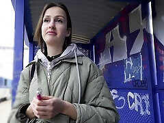 public agent train station smoker obtient elle seins dehors