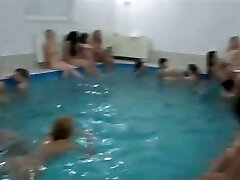 可爱的捷克女孩钉在缔约方的游泳池