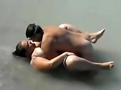 жены толстушки на пляже секс