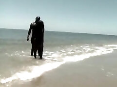 бразильский негритенок трахается на пляже с большой черный член