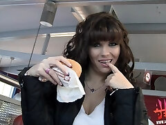 Freundin will im Hasty Food Restaurant blasen und frisst Sperma vom Burger - Aische Pervers Freundin will im Hasty Food Restaurant blasen und frisst Sperma vom Burger - Aische Pervers