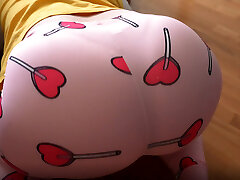 la demi-soeur est restée coincée et a demandé à son demi-frère de l'aider la demi-soeur est restée coincée et a demandé à son demi-frère de l'aider