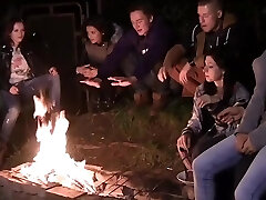 deux mecs baisent une étudiante salope en même temps, lors d'une fête privée deux mecs baisent une étudiante salope en même temps, lors d'une fête privée