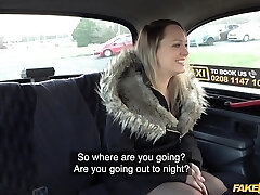 baise à l'arrière du faux taxi avec un ange bleu provocateur baise à l'arrière du faux taxi avec un ange bleu provocateur