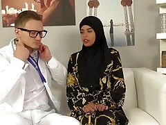 Babe in hijab wants nicer labia
