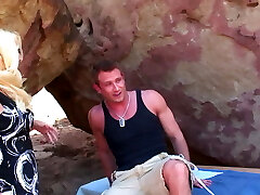 Officer schleppt blondine ab und fickt sie am Strand Officer schleppt blondine ab und fickt sie am Strand