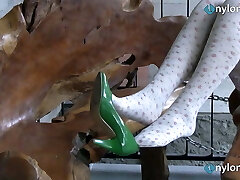 taquineries de pieds d'ado blonde en bas blancs et noirs taquineries de pieds d'ado blonde en bas blancs et noirs