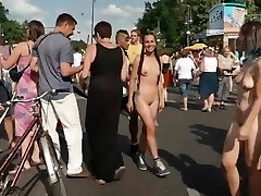 Daisy Y Su Amiga Caminan Desnudas Por La Calle Daisy Y Su Amiga Caminan Desnudas Por La Calle