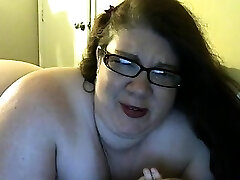 La graisse brune kiki se déshabille et se masturbe en voiture La graisse brune kiki se déshabille et se masturbe en voiture