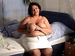 Oma Marielle zeigt Ihre Haengetitten Oma Marielle zeigt Ihre Haengetitten