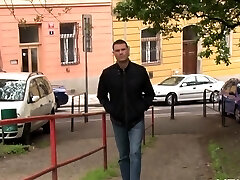 chica erótica siendo clavada al aire libre