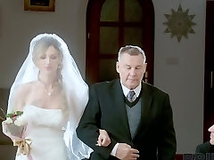 la mariée nouvellement mariée olivia sparkle donne la tête et se fait baiser