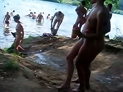 Hidden cam video tomado mientras pasea por una playa nudista
