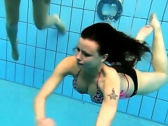 Katka और Kristy पानी के नीचे तैराकी लड़कियां