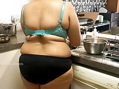 grandi tette india in cucina indossando mutandine e reggiseno