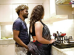 indiano desi grande tette casalinga hardcore fanculo con lei marito in cucina a mattina completo film