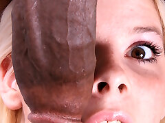 Riesigen schwarzen Schwanz macht junge Kinzy Jo sehr Angst Riesigen schwarzen Schwanz macht junge Kinzy Jo sehr Angst