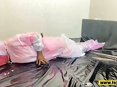 Fejira com Multi-layer plastic raincoat wrapped around the chains of the lady Fejira com Multi-layer plastic raincoat wrapped around the chains of the lady