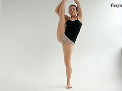Flexible babe Dasha Lopuhova does the splits and flashes bald cunt Flexible babe Dasha Lopuhova does the splits and flashes bald cunt