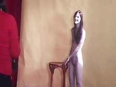 Skinny ragazza mostra il suo corpo al casting