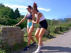 Gli piombano in casa e gli succhiano l'uccello - Sorelle arrapate in 3some DIALOGHI ITA