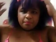 Midget got large ass on her