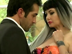 Tattoed Cougar Carrie Ann Fucked On Sofa