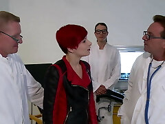 Rothaarige Punkerin auf Gynstuhl beidseitig untersucht