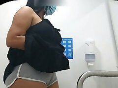 CAMERA CAPTURING CAMELTOE OF Dame WITH Xxl ASS IN PUBLIC BATHROOM