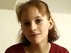 Junges Nubile testet limietierten Deluxe Dildo